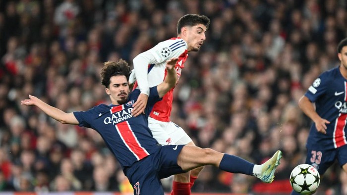 LONDON, ENGLAND - OCTOBER 01: Kai Havertz of Arsenal takes on Vitinha of PSG during the UEFA Champions League 2024/25 League Phase MD2 match between Arsenal FC and Paris Saint-Germain at  on October 01, 2024 in London, England. (Photo by Stuart MacFarlane/Arsenal FC via Getty Images)