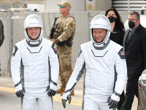 Astronaut Jemput Rekan yang Terdampar di Ruang Angkasa, Pulang Tahun Depan