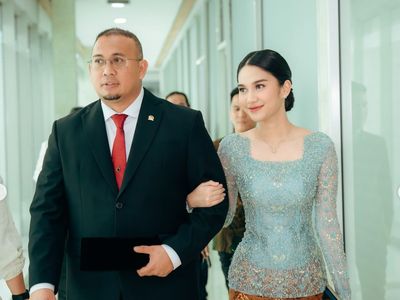 8 Pesona Azizah Salsha Berkebaya Biru Dampingi Ayah di Pelantikan Anggota DPR
