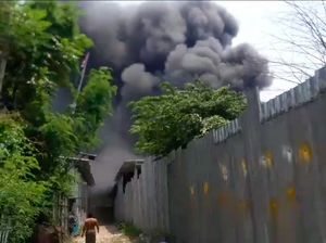 100 Personel Damkar Padamkan Kebakaran Lapak di Kalideres Jakbar