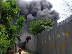 100 Personel Damkar Padamkan Kebakaran Lapak di Kalideres Jakbar