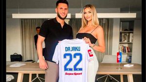 Potret Viral Wanita Cantik Bersama Pemain Bola, Dikira WAG Ternyata Ibunya