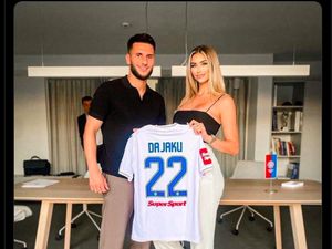 Potret Viral Wanita Cantik Bersama Pemain Bola, Dikira WAG Ternyata Ibunya