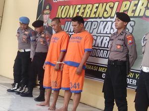 2 Pria di Sidoarjo yang Viral Pamer Pistol Jadi Tersangka 2 Pria di Sidoarjo yang Viral Pamer Pistol Jadi Tersangka