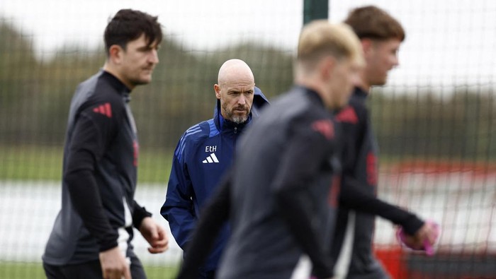 Soccer Football - Europa League - Manchester United Training - Trafford Training Centre, Carrington, Britain - October 2, 2024 Manchester United manager Erik ten Hag during training Action Images via Reuters/Jason Cairnduff