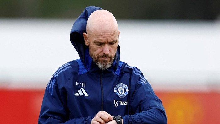 Soccer Football - Europa League - Manchester United Training - Trafford Training Centre, Carrington, Britain - October 2, 2024 Manchester United manager Erik ten Hag looks at his watch during training Action Images via Reuters/Jason Cairnduff     TPX IMAGES OF THE DAY