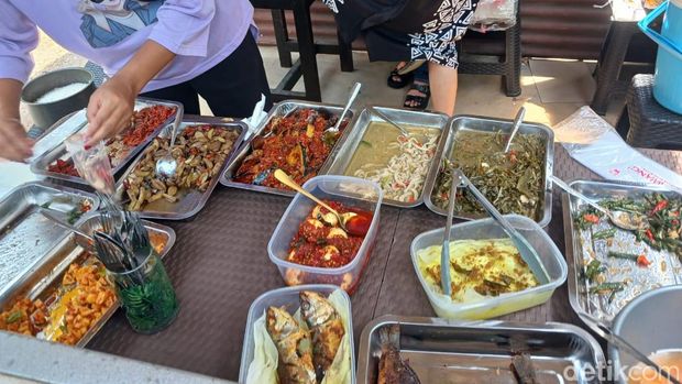 Eriska saat berada di Warsun Zaenab miliknya.
