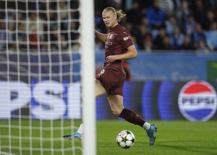 Erling Haaland Soccer Football - Champions League - Slovan Bratislava v Manchester City - Tehelne pole, Bratislava, Slovakia - October 1, 2024 Manchester City's Erling Haaland scores their third goal REUTERS/David W Cerny