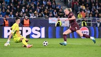 Dominik Takac (Slovan Bratislava) - sudah bikin 40 penyelamatan di Liga Champions musim ini. Foto: AFP/JOE KLAMAR