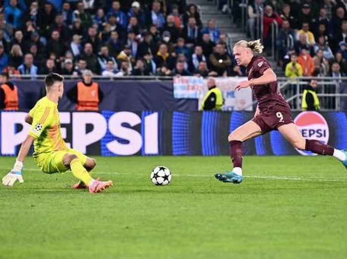Manchester City's Norwegian striker #09 Erling Haaland (R) runs for the ball before scoring his team's third goal past Slovan Bratislava's Slovak goalkeeper #71 Dominik Takac during the UEFA Champions League football match between SK Slovan Bratislava and Manchester City in Bratislava, Slovakia on October 1, 2024. (Photo by Joe Klamar / AFP)