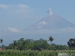 Gunung Semeru 12 Kali Erupsi Pagi Ini