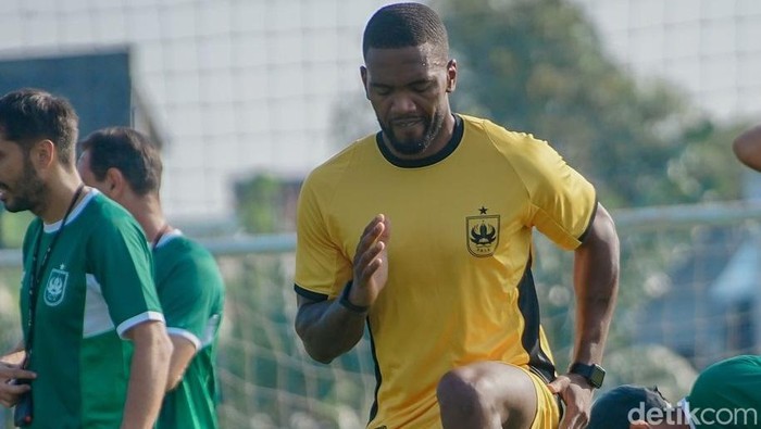 Evandro Brandao Penyerang PSIS asal Angola, Evandro Brandao dalam sesi latihan.