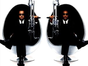 Sinopsis Men In Black 2: Berhasilkah Duo Jay dan Kay Melawan Serleena?