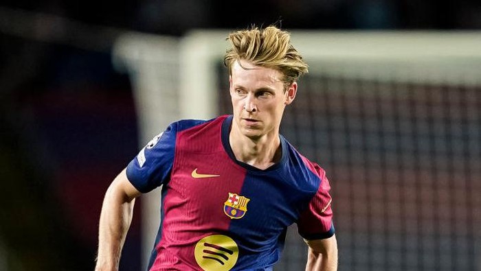 BARCELONA, SPAIN - OCTOBER 1: Frenkie de Jong of Barcelona in action during the UEFA Champions League 2024/25 League Phase MD2 match between FC Barcelona and BSC Young Boys at Estadi Olimpic Lluis Companys on October 1, 2024 in Barcelona, Spain. (Photo by Daniela Porcelli/Eurasia Sport Images/Getty Images)