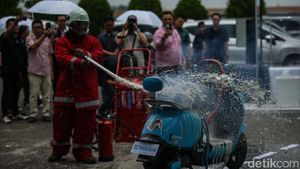Gak Sembarangan, Ini Cara Padamkan Kebakaran Motor Listrik