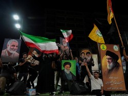 Warga Iran Suka Cita Sambut Serangan Rudal Balistik ke Israel