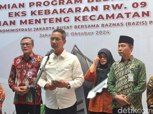 Heru Budi Serahkan 20 Kunci Rumah Korban Kebakaran di Menteng Jakpus Heru Budi Serahkan 20 Kunci Rumah Korban Kebakaran di Menteng Jakpus