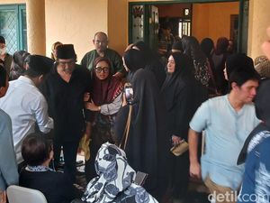 Video Ikang Fawzi Doakan Jenazah Marissa Haque Sebelum Disalatkan Video Ikang Fawzi Doakan Jenazah Marissa Haque Sebelum Disalatkan