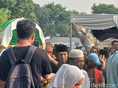 Ikang Fawzi Gotong Keranda Jenazah Marissa Haque ke Liang Lahad