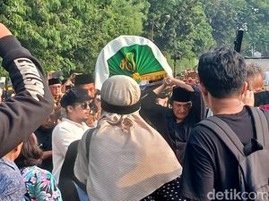 Ikang Fawzi Azankan Marissa Haque di Liang Lahad: Rida Ya Allah
