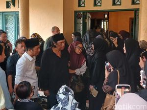 Ikang Fawzi Dipapah Anak Menuju Pemakaman Marissa Haque