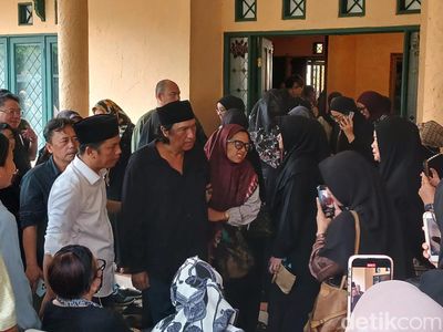 Ikang Fawzi Dipapah Anak Menuju Pemakaman Marissa Haque