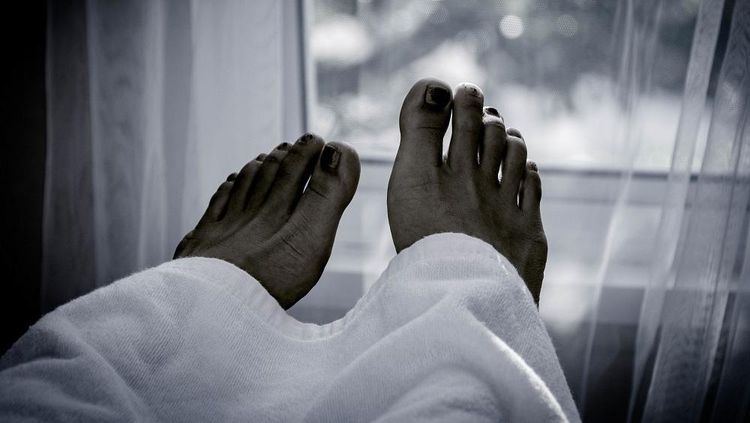 Wanita Tewas Tragis: Terinjak Botol Asam Fluorida Picu Keracunan Fatal