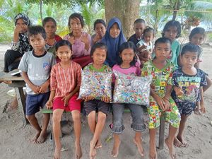 Ipda Edwin Ajarkan Anak Pulau Manipa Maluku Kelola Sampah Jadi Eco Pillow Ipda Edwin Ajarkan Anak Pulau Manipa Maluku Kelola Sampah Jadi Eco Pillow
