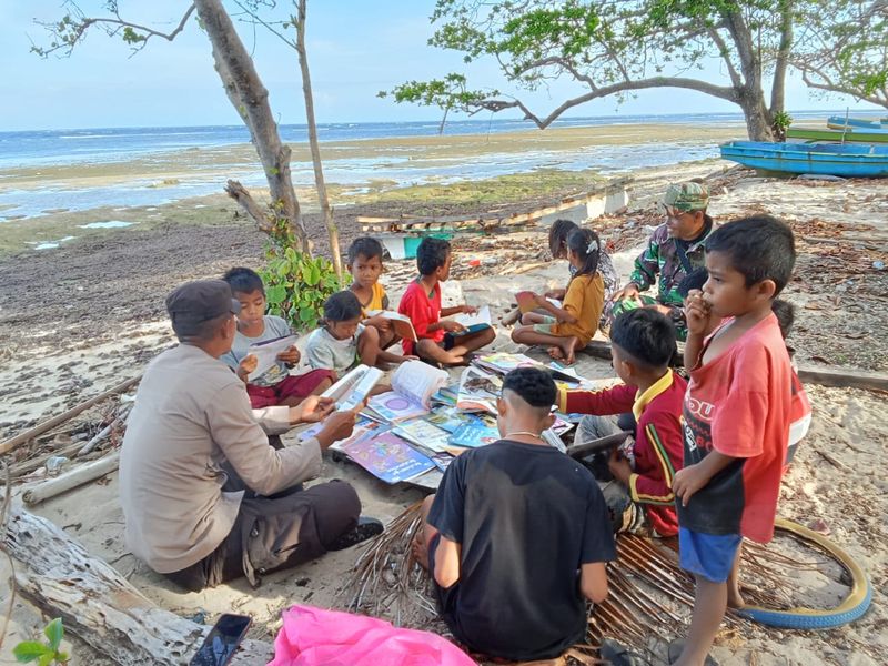 Inovasi Kapolsek Manipa Ipda Edwin Ricardo Mangare mengolah sampah jadi eco pillow. Ipda Edwin juga membuat rumah baca untuk anak-anak.