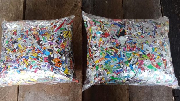 Inovasi Kapolsek Manipa Ipda Edwin Ricardo Mangare mengolah sampah jadi eco pillow. Ipda Edwin juga membuat rumah baca untuk anak-anak.