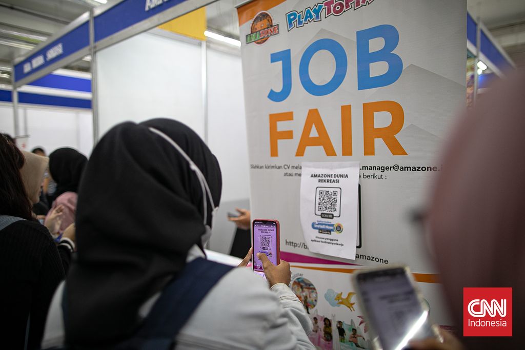 Sejumlah pencari kerja mengunjungi pameran bursa kerja Jakarta Job Fair di Tamini Square, Jakarta Timur, Rabu (2/10/2024). (CNN Indonesia/ Adi Ibrahim)