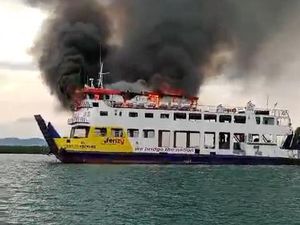 Kapal Roro Terbakar di Tanjung Kasam Batam, Semua ABK Selamat Kapal Roro Terbakar di Tanjung Kasam Batam, Semua ABK Selamat