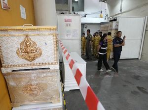 Keluarga Korban Bus Sekolah Terbakar di Bangkok Datangi RS Forensik Keluarga Korban Bus Sekolah Terbakar di Bangkok Datangi RS Forensik