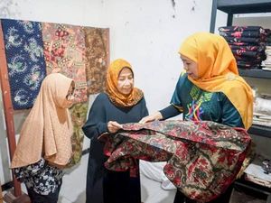 Khofifah Ajak Masyarakat Bangga Berbatik di Hari Batik Nasional Khofifah Ajak Masyarakat Bangga Berbatik di Hari Batik Nasional