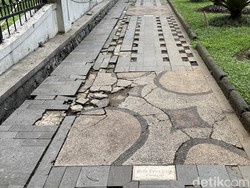 Trotoar Batik di Depan Gedung Sate yang Tak Lagi Estetik