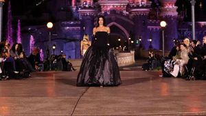 Foto: Momen Langka Kylie Jenner Jadi Model PFW, Catwalk di Disneyland