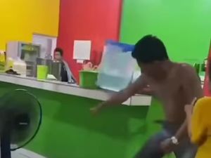 Pria Mabuk Ngamuk di Warkop Makassar Diduga Mau Kuasai Lahan Parkir Pria Mabuk Ngamuk di Warkop Makassar Diduga Mau Kuasai Lahan Parkir