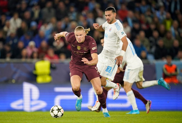 manchester city, erling haaland BRATISLAVA, SLOVAKIA - OCTOBER 01: Erling Haaland of Manchester City runs with the ball whilst under pressure from Kyriakos Savvidis of SK Slovan Bratislava during the UEFA Champions League 2024/25 League Phase MD2 match between SKΒ Slovan Bratislava and Manchester City at Tehelne Pole on October 01, 2024 in Bratislava, Slovakia. (Photo by Christian Hofer - UEFA/UEFA via Getty Images)