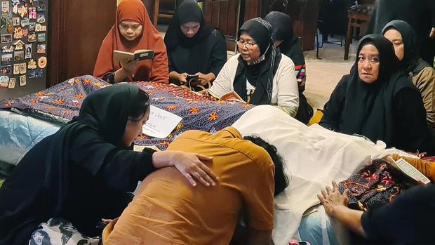 Keluarga membaca ayat suci Al Quran disamping jenazah Marissa Haque di rumah duka kawasan Ciputat, Tangerang Selatan, Banten, Rabu (2/10/2024). Aktris Marissa Haque meninggal dunia pada usia 62 tahun. ANTARA FOTO/Muhammad Iqbal/wpa.