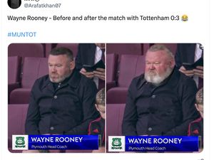 Foto Viral Wayne Rooney Tua Banget Saat Nonton MU Keok