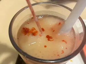 Nyeleneh! Kafe Ini Punya Menu Smoothies Merah Mirip Darah