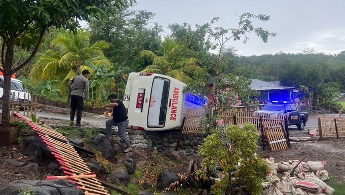 Mobil ambulans RSUD Bolsel terbalik di Gorontalo setelah mengantar pasien, menyebabkan enam orang luka. Kecelakaan terjadi akibat rem blong