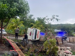 Ambulans Terbalik saat Bawa Pasien, 6 Orang Luka-luka