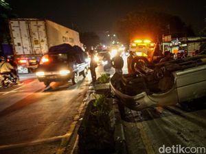 Mobil Plat Merah Terguling di Tambun Bekasi