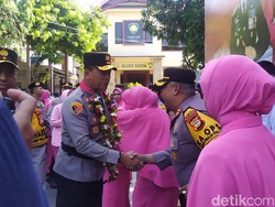 Kapolda Sulsel Irjen Yudhiawan Disambut Kebudayaan Angngaru-Tari Paduppa