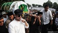 Momen Sedih Saat Jenazah Marissa Haque Dimakamkan