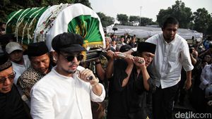 Momen Sedih Saat Jenazah Marissa Haque Dimakamkan