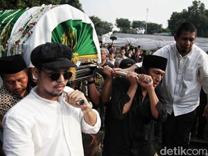 Momen Sedih Saat Jenazah Marissa Haque Dimakamkan