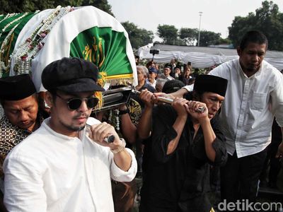 Momen Sedih Saat Jenazah Marissa Haque Dimakamkan