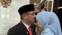 8 Foto Pasha Ungu Didampingi Istri Dilantik Jadi Anggota DPR, Pamer Kemesraan